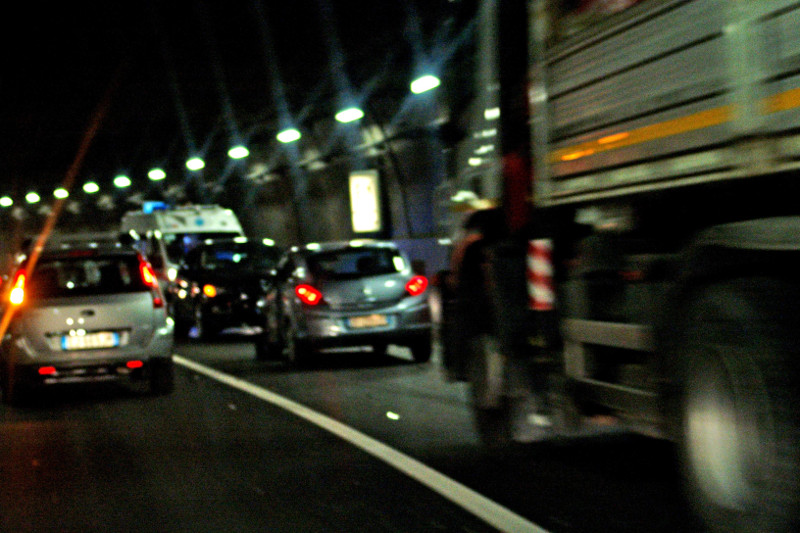 Camion perdere il carico, attraversamento di Lecco chiuso