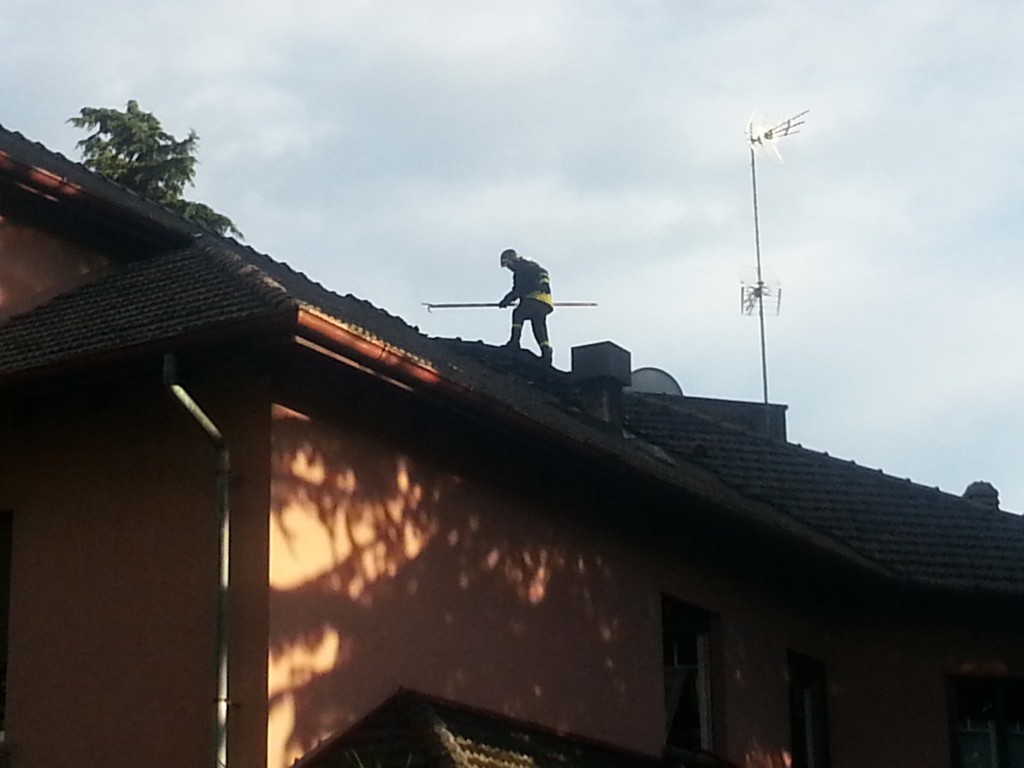Vercurago: spaventoso incendio divora il tetto di una villa