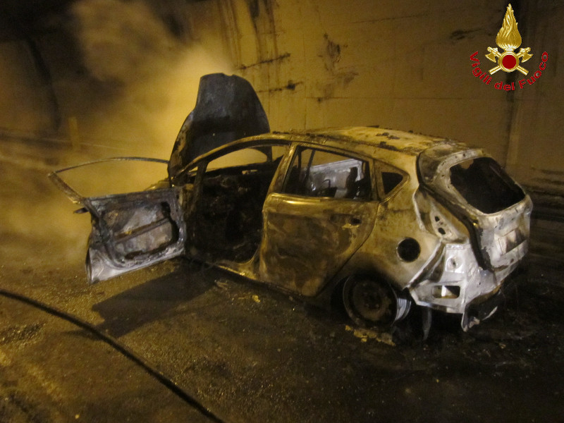 Paura in galleria per un’auto in fiamme, chiusa la SS36 per un’ora