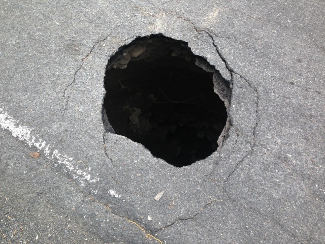 Perledo: strada chiusa per una voragine profonda 4 metri