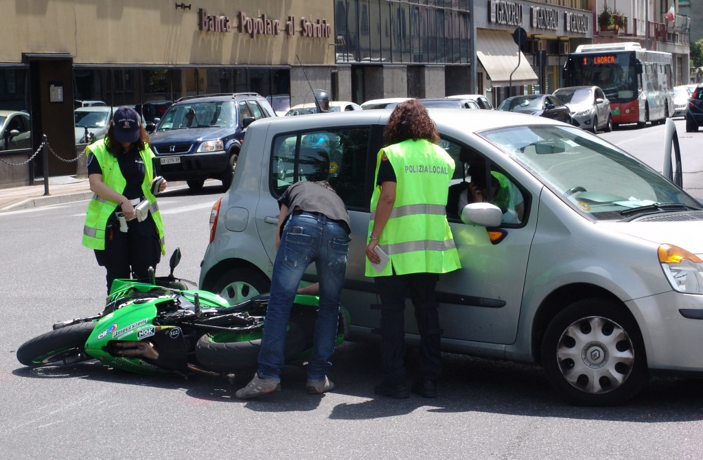 Incidente in corso Martiri, ferito un giovane motociclista