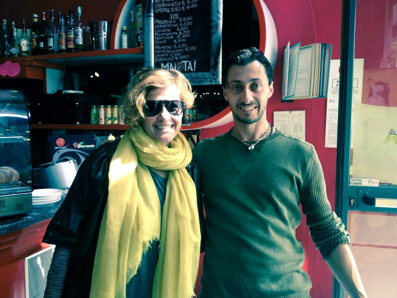 Un caffè al bar Mai Tai di Lecco per la cantante Irene Grandi