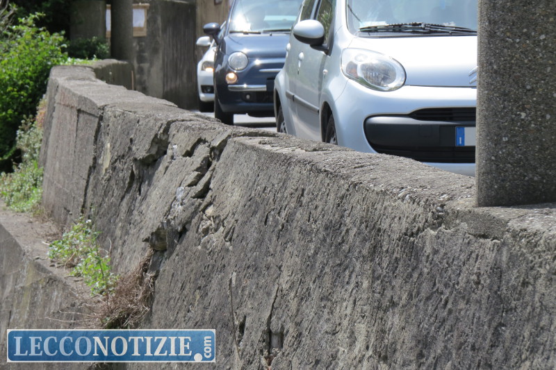 Laorca. “Quel muretto è pericoloso, rischia di crollare”