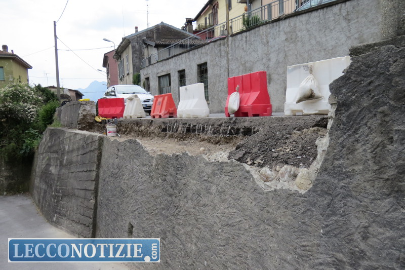 Missione compiuta. Dopo la nostra segnalazione si sistema il muro