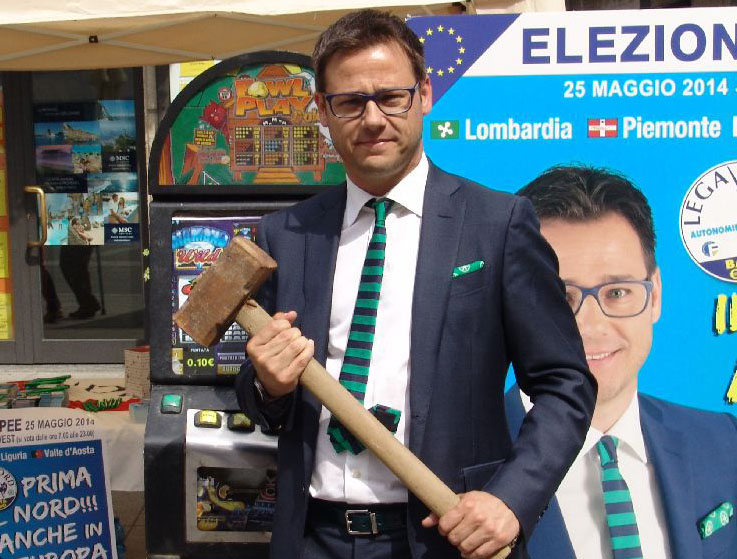 Candidato leghista sfascia una slot machine a martellate