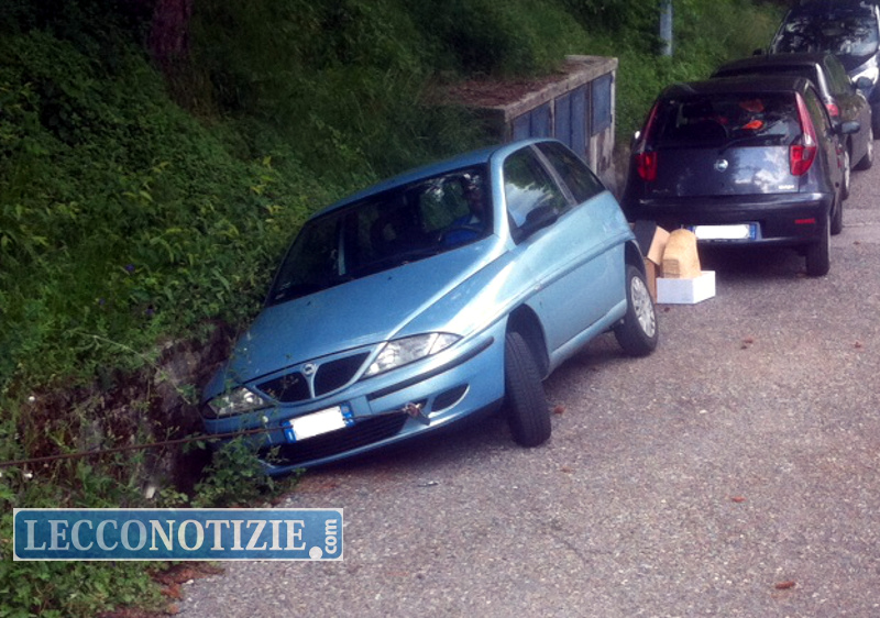 Parcheggio alla “garibaldina” e finisce con l’auto nel fosso