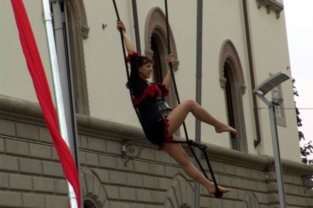 In centro tutti col naso all’insù per ammirare Cristina