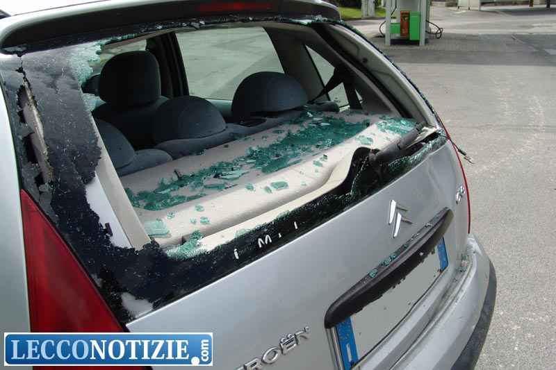 Si schianta in moto contro un’auto, 18enne in ospedale