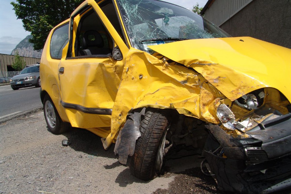 Anziana si schianta contro un albero, trasportata al Manzoni