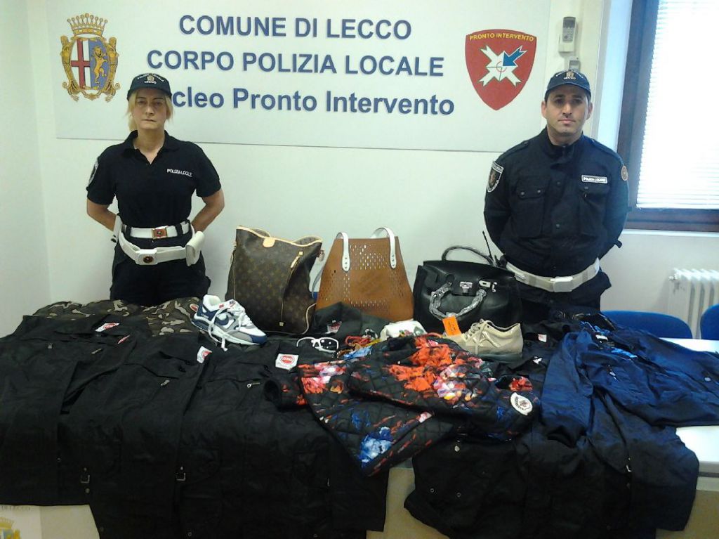 Contraffazione: nuovi sequestri ai venditori abusivi in centro