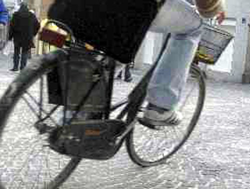 Ciclista investe due pedoni, ricoverato in condizioni serie