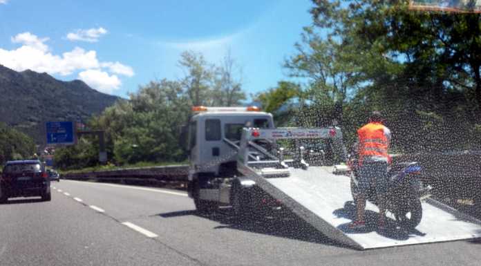 41enne cade con la sua moto lungo la SS36, ricoverato al Manzoni
