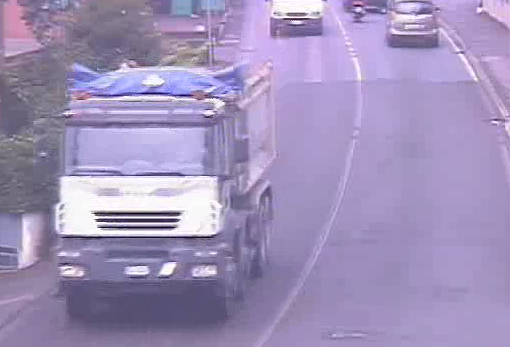 Perde 16 q di ghiaia e scappa, “incastrato” dalle telecamere