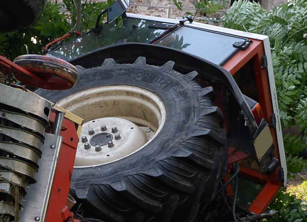 Paura a Colico. Si rompono i freni, il trattore esce di strada e si ribalta