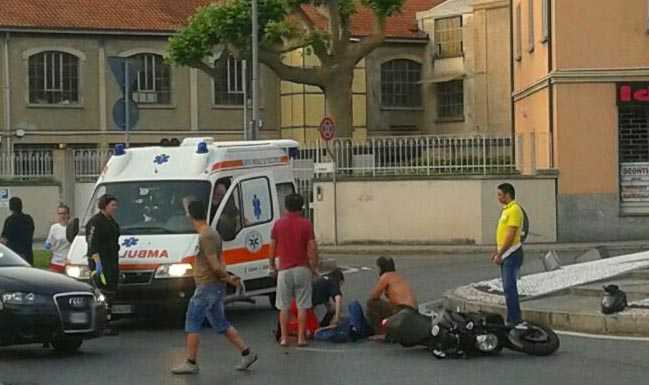 Largo Caleotto: schianto in moto, soccorso un centauro