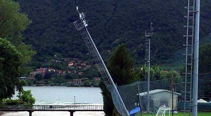 Mandello, la pioggia fa cedere un palo dell’illuminazione del campo di calcio