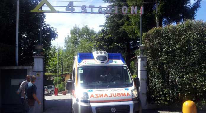 Cade dalla scala mentre sistema la parabola, 64enne all’ospedale