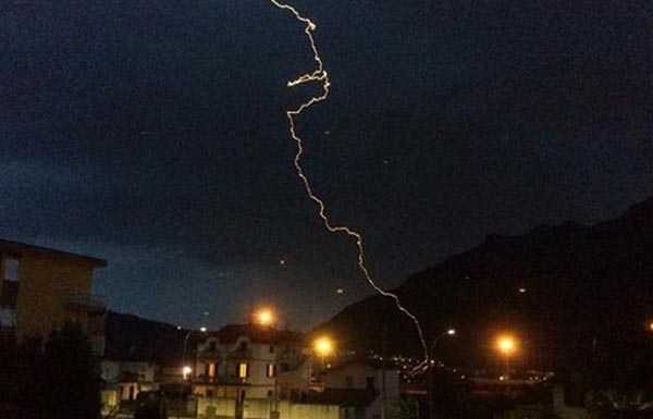 Fulmine su Lecco immortalato nello scatto di un lettore