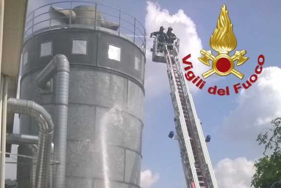 Sirone: silo in fiamme, intervengono i Vigili del Fuoco
