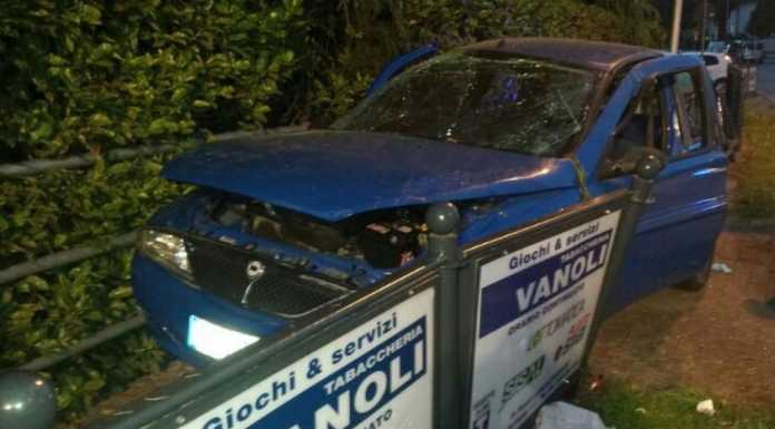 Garlate, non evitano un rondò e si schiantano, 2 feriti