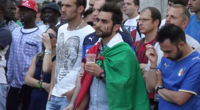 Italia sconfitta dal Costa Rica: delusione per i tifosi in piazza Garibaldi