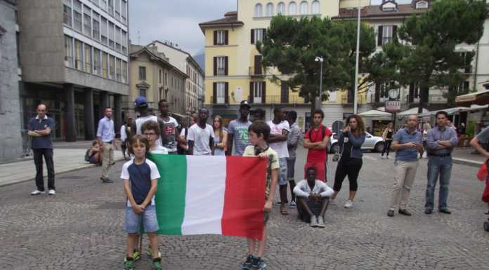 Italia fuori dal mondiale: la tristezza dei tifosi in piazza