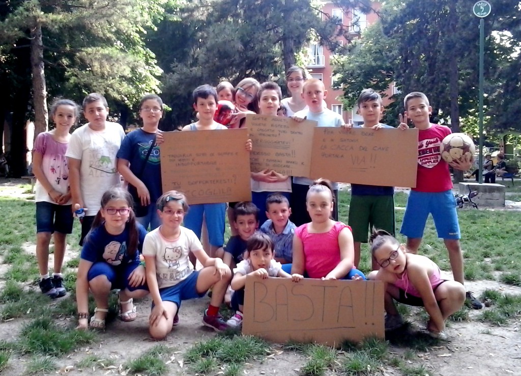 “Raccogliete le feci dei vostri cani”. Protesta di bimbi e genitori