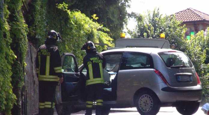 Esce di strada, rompe un tubo e provoca una perdita di gas