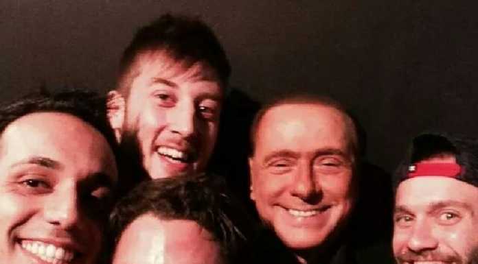 Missaglia: Berlusconi in hamburgeria, “selfie” con i giovani clienti