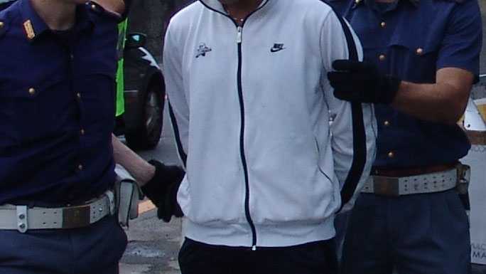 Chiuso: tenta il furto di una bici, scoperto, si barrica in casa