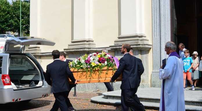 Uccisa dal figlio: a Erba celebrati i funerali dell’anziana