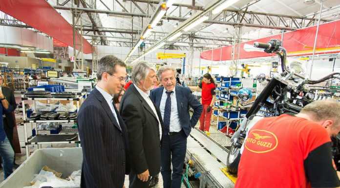 Il ministro Poletti alla Guzzi visita i reparti e lo storico museo