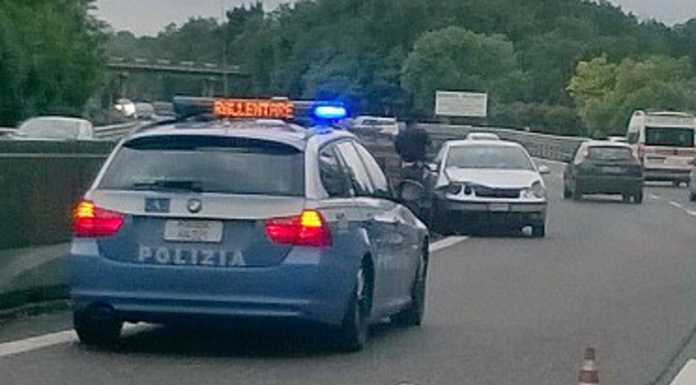 Incidente sulla SS36, auto sbanda e finisce contro lo spartitraffico