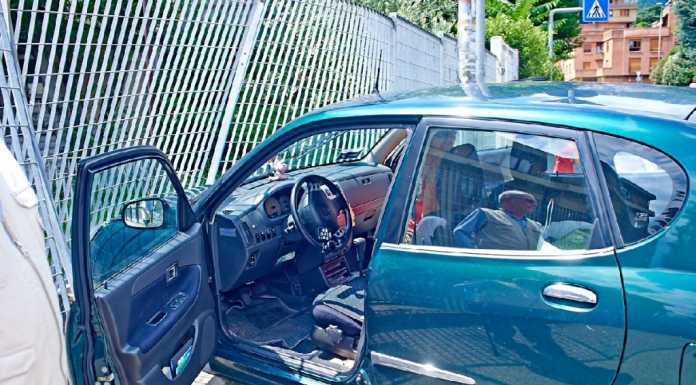 Auto fuori controllo sfonda la recinzione del Bertacchi