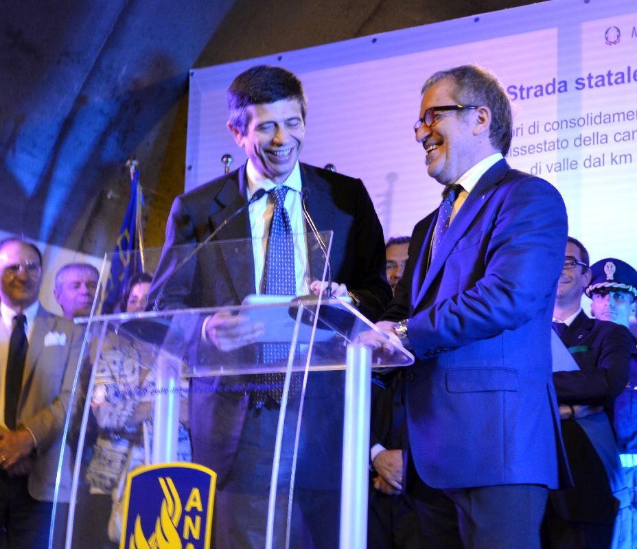 Il ministro Maurizio Lupi e il presidente Roberto Maroni alla cerimonia per la riapertura della galleria Monte Piazzo.
