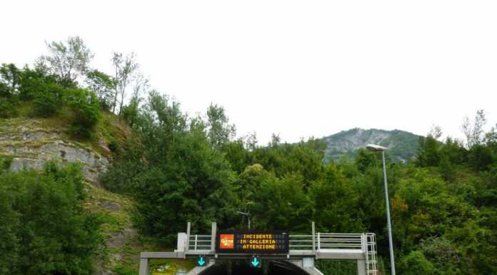 Incidente nella galleria del barro: auto si ribalta, feriti lievi