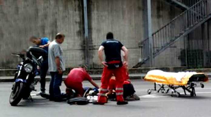 Scontro in via Besonda tra moto e furgone: ferito un 57enne