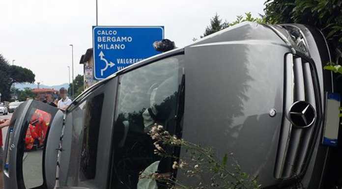Paura a Olginate. Si ribalta con l’auto, forse un colpo di sonno