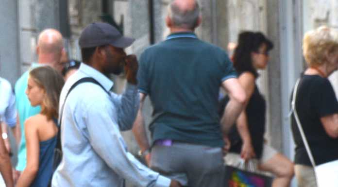 In centro sempre più mendicanti, storie di povertà in via Roma
