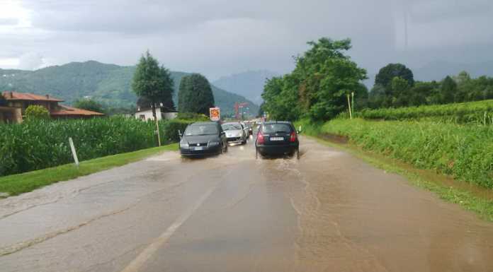 20 minuti di super pioggia sul meratese e la provinciale diventa un fiume