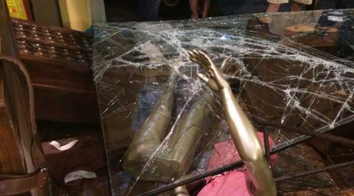 Lecco. Sfondano la vetrina a mazzate e rubano 500 vestiti