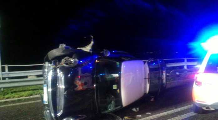 Le foto del ribaltamento di questa notte sul Lungolago di Lecco