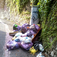 Rifiuti per la città: due scatti dai lettori. “Che inciviltà!”