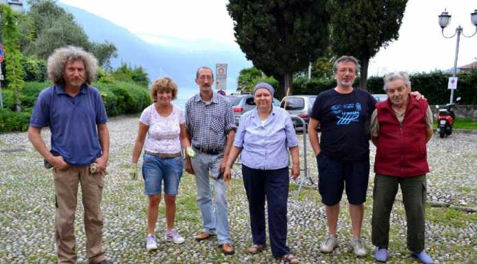 Abbadia, si pulisce il selciato della chiesa e il sindaco dà l’esempio