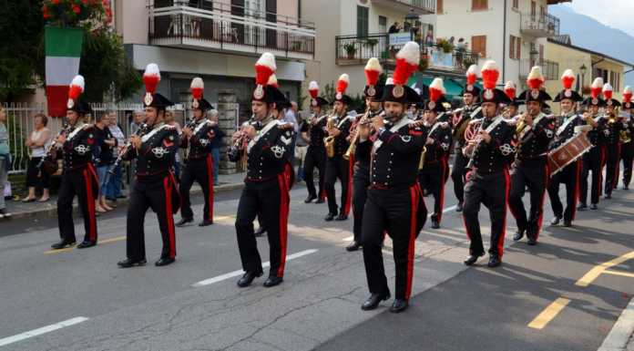 Barzio attorno ai “suoi” carabinieri: “Una grande e gloriosa famiglia”