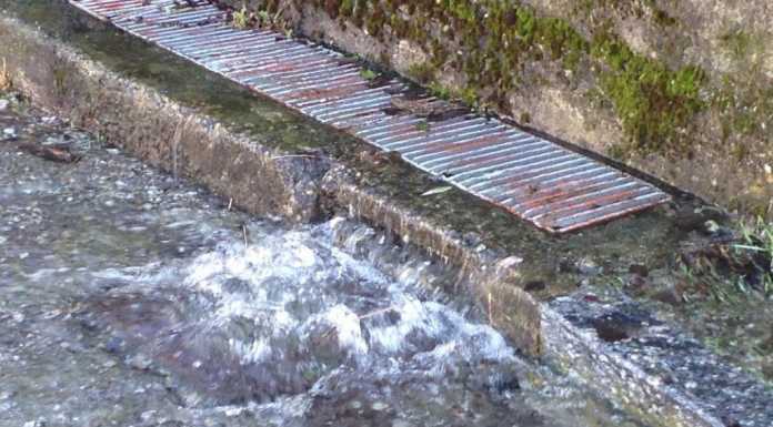 Chiuso. Fiume in via Mulini, i residenti: “Il Comune intervenga al più presto”