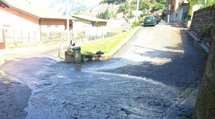 Chiuso: “fiume” in via ai Mulini? Tutta colpa di un tubo.