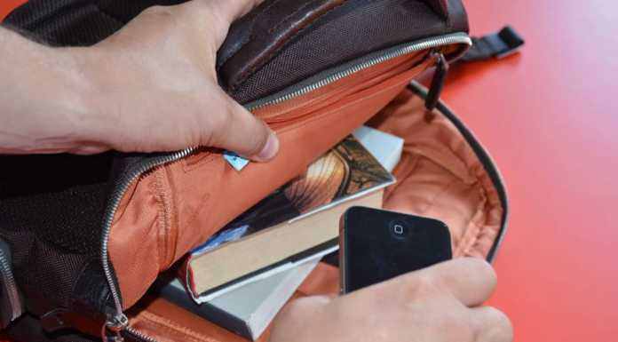 Rubavano cellulari in classe: cinque persone nei guai