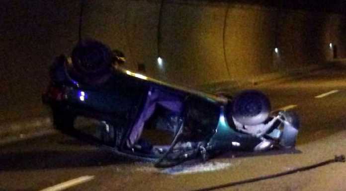 Incidente nel Barro, auto si ribalta. Ferita una 44enne