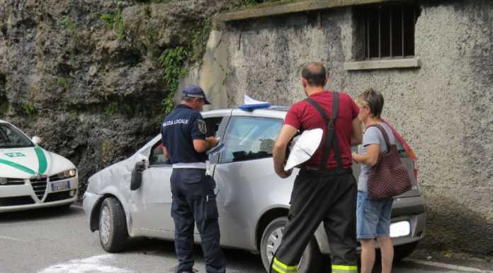 Paura a Laorca: prende un muretto, decolla con l’auto e si ribalta